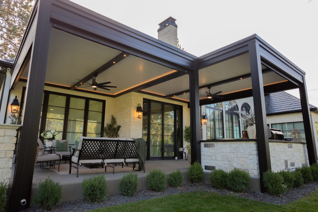 r-blade motorized louver pergola closed