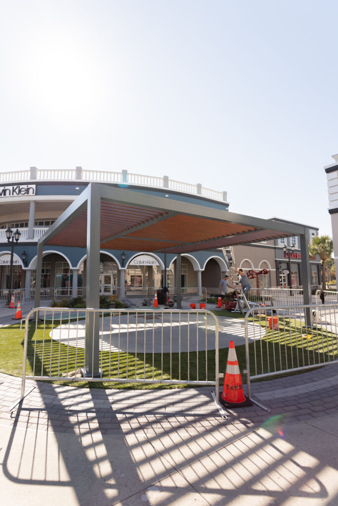 freestanding R-BREEZE fixed louvered pergola